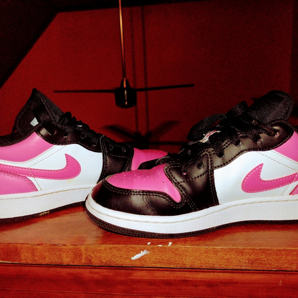 Size 5 & 6 woman's tennis  shoes